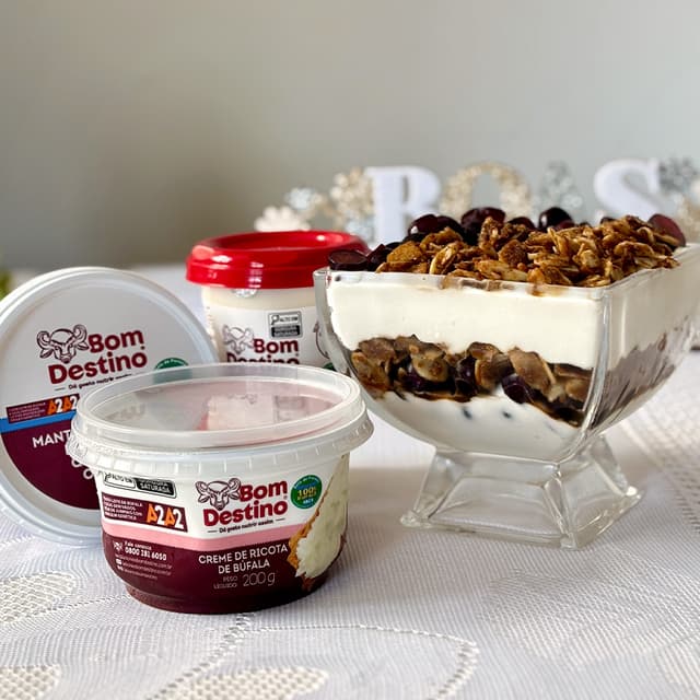 Taça de Creme de Ricota de Búfala com Uvas e Farofa de Amêndoas